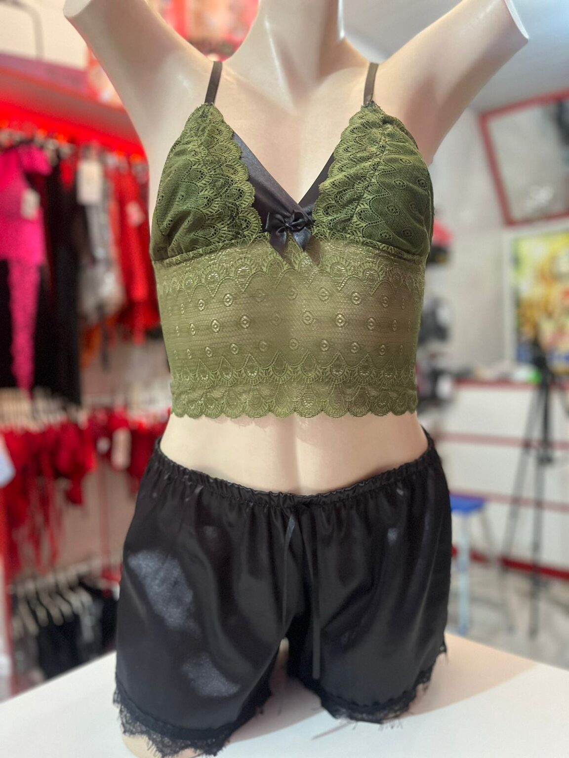 BABY DOLL RAQUEL CROPPED RENDADO SHORT CETIM VERDE E PRETO - DNA